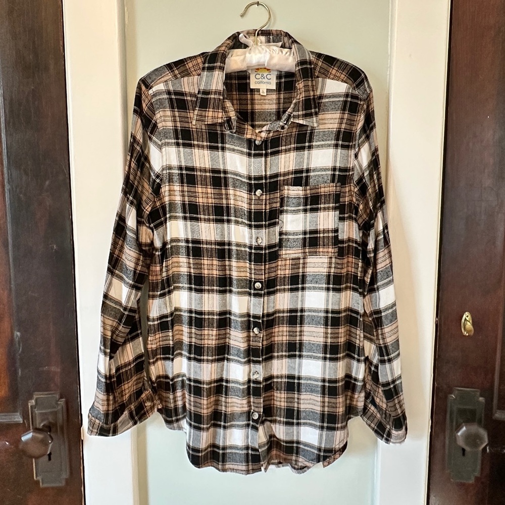 C&C California brand women’s flannel plaid button-up shirt. #0001